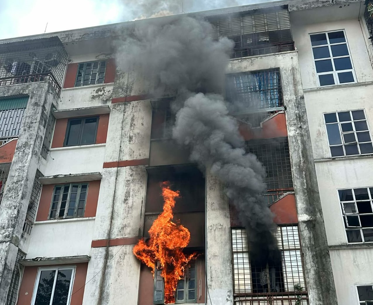 Chung cư giữa khu d&acirc;n cư đ&ocirc;ng đ&uacute;c bất ngờ bốc ch&aacute;y- Ảnh 1.