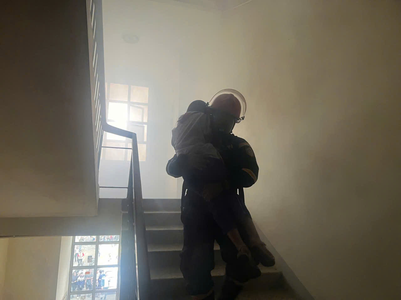 Chung cư giữa khu d&acirc;n cư đ&ocirc;ng đ&uacute;c bất ngờ bốc ch&aacute;y- Ảnh 2.