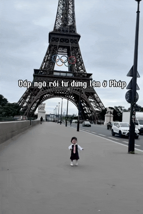 Kh&oacute;c ở Mỹ, ng&atilde; ở Paris..., c&ocirc; b&eacute; mới 3 tuổi đ&atilde; được 