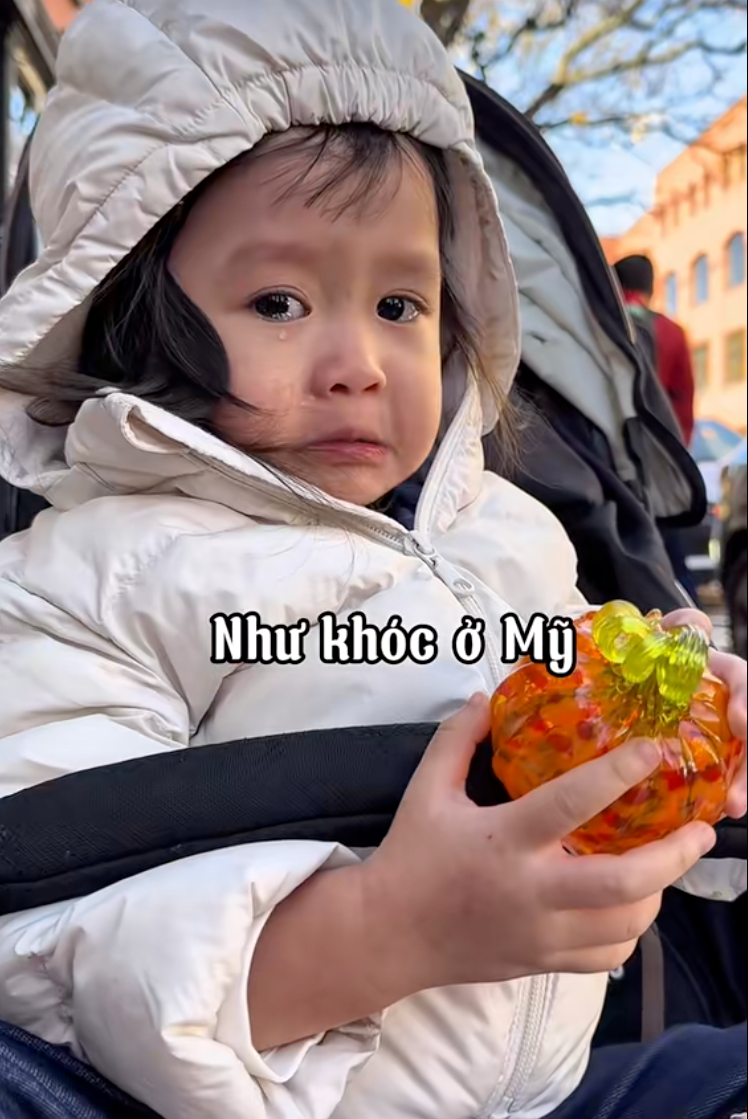 Kh&oacute;c ở Mỹ, ng&atilde; ở Paris..., c&ocirc; b&eacute; mới 3 tuổi đ&atilde; được 