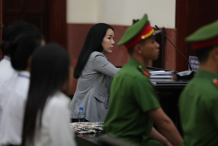 X&eacute;t xử Đinh Thị Lan x&uacute;c phạm vợ chồng Huỳnh Uy Dũng, Nguyễn Phương Hằng- Ảnh 1.