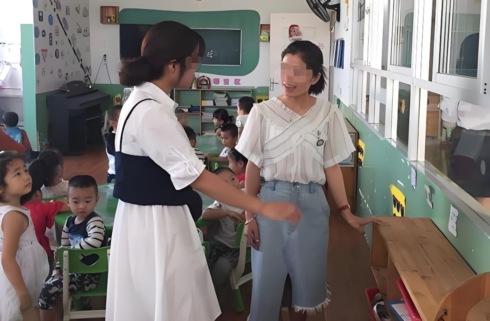 B&eacute; g&aacute;i đeo v&ograve;ng v&agrave;ng đến trường mầm non rồi bị mất, phụ huynh y&ecirc;u cầu kh&aacute;m người nhưng gi&aacute;o vi&ecirc;n từ chối- Ảnh 2.