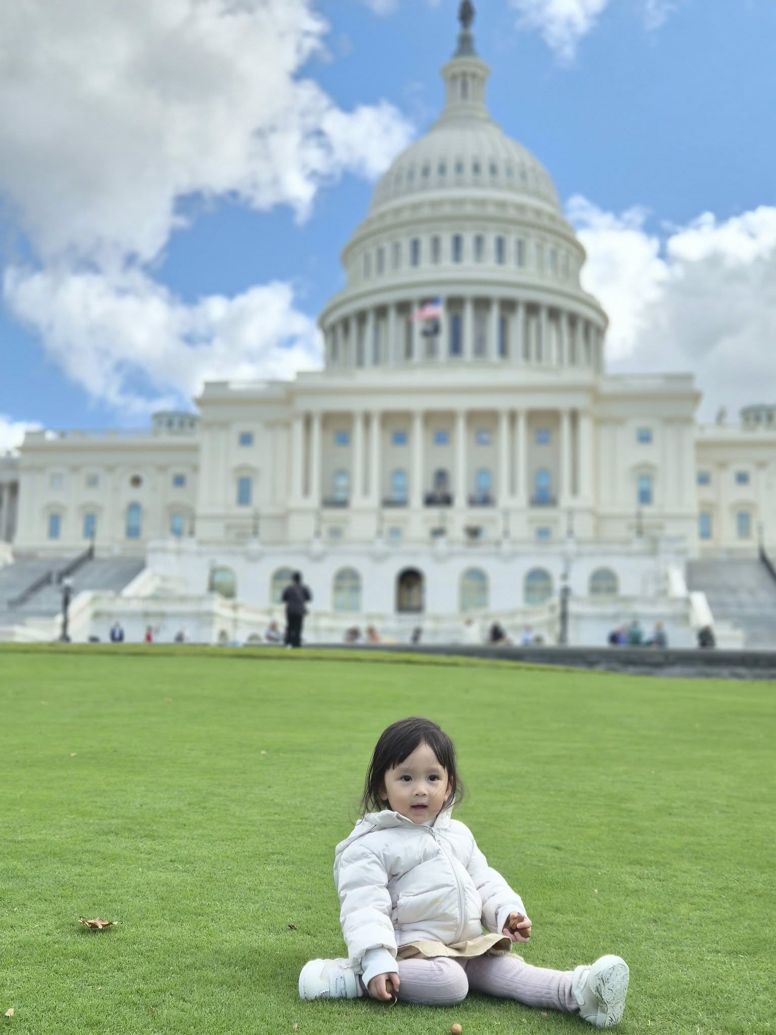 Kh&oacute;c ở Mỹ, ng&atilde; ở Paris..., c&ocirc; b&eacute; mới 3 tuổi đ&atilde; được 