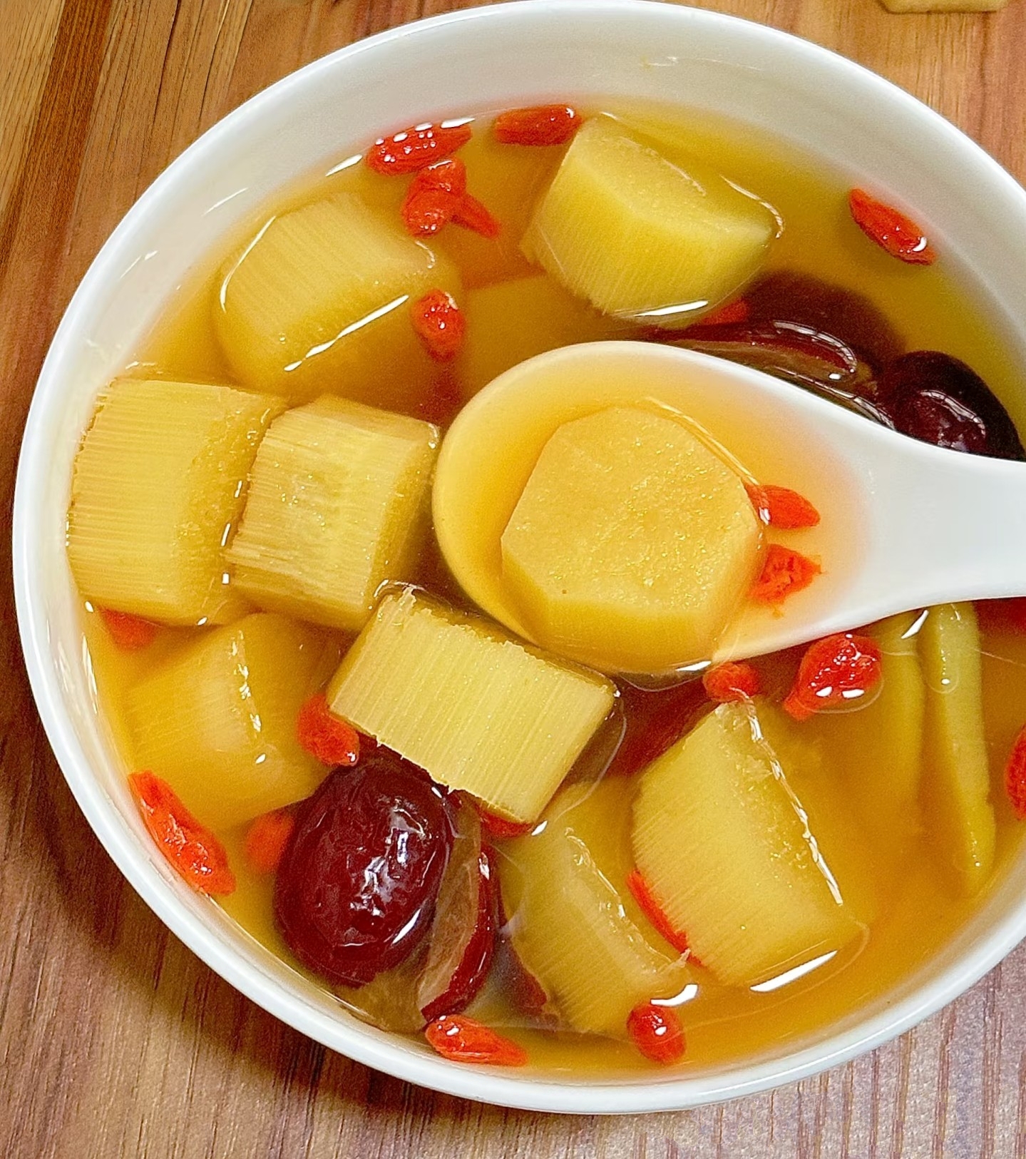 M&ugrave;a đ&ocirc;ng da kh&ocirc; nứt nẻ, m&ocirc;i bong tr&oacute;c, đừng vội mua mỹ phẩm đắt tiền: H&atilde;y đun ngay nồi nước 