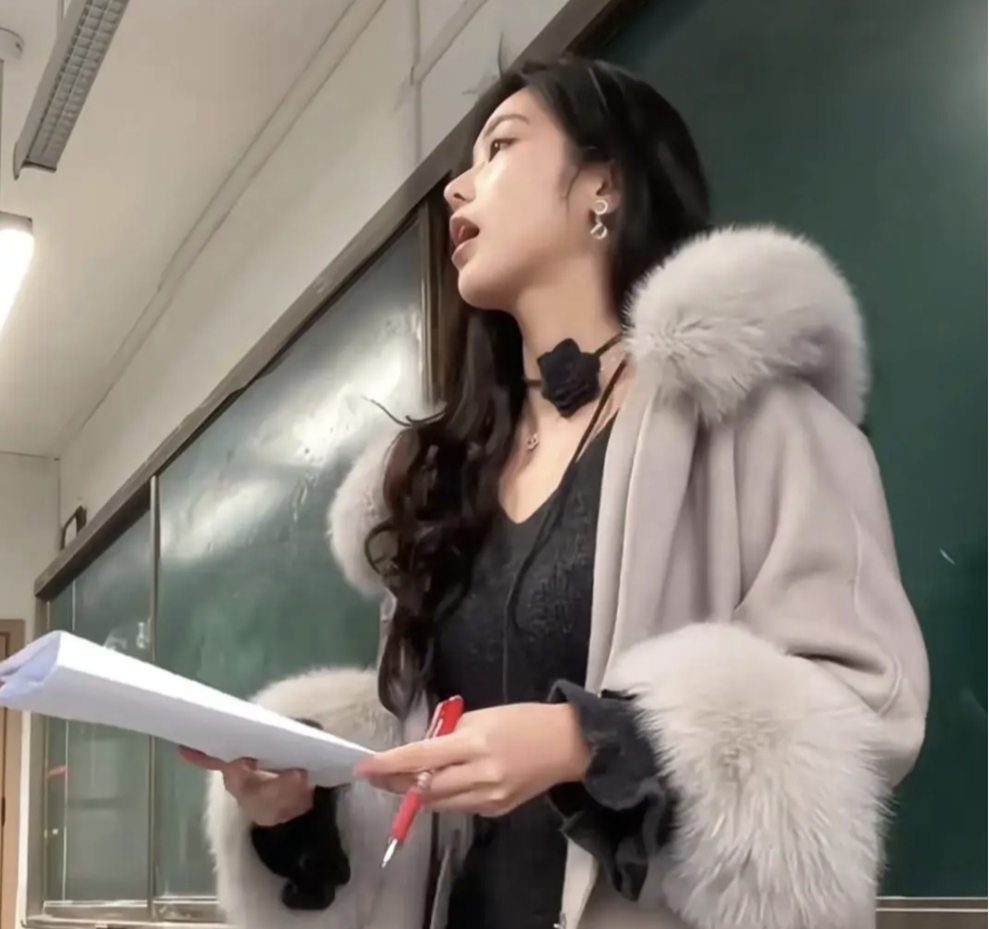 Chiếc &aacute;o của c&ocirc; gi&aacute;o bỗng trở th&agrave;nh nguồn cơn tranh c&atilde;i: C&acirc;u n&oacute;i của c&ocirc; khiến phụ huynh đứng sững người!- Ảnh 1.