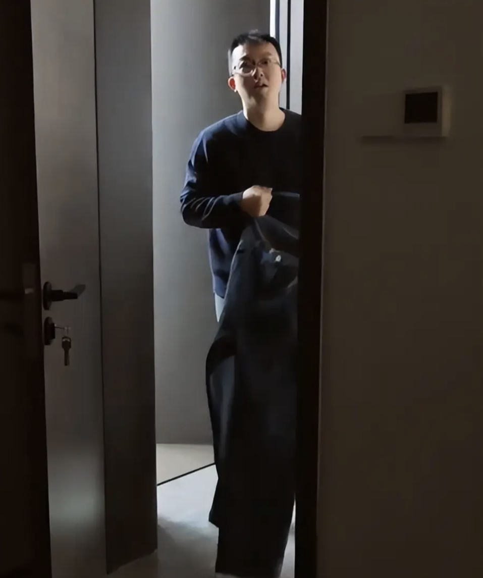 &ldquo;Chồng Tiến sĩ của t&ocirc;i kh&ocirc;ng biết mặc quần&rdquo;, người phụ nữ khoe chồng nhưng bị chỉ tr&iacute;ch: C&ocirc; đang nu&ocirc;i th&ecirc;m một đứa con!- Ảnh 1.