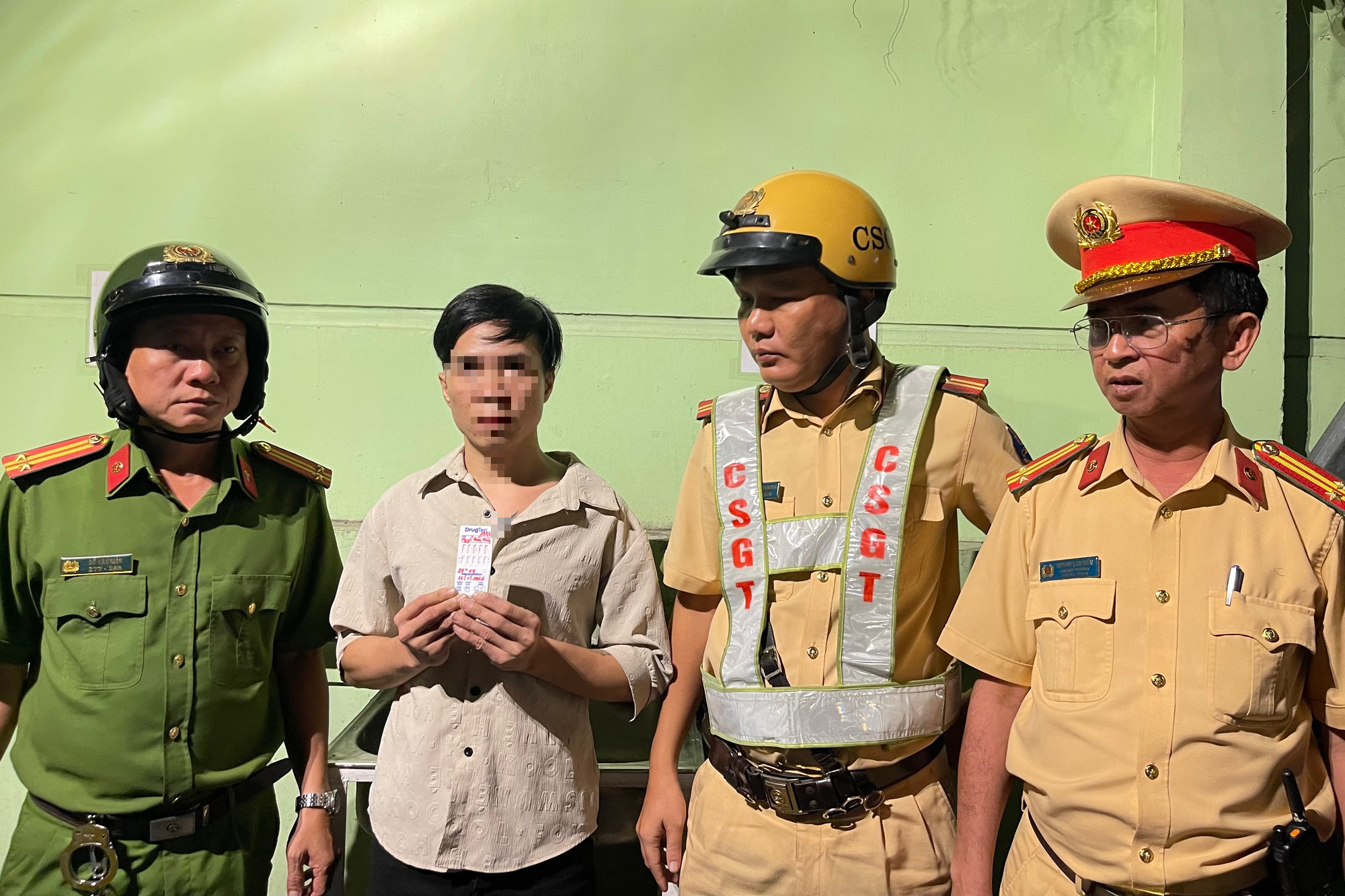 Tối 16-1, ph&aacute;t hiện nh&acirc;n vi&ecirc;n bốc xếp ở chợ đầu mối n&ocirc;ng sản Thủ Đức dương t&iacute;nh với ma tu&yacute;- Ảnh 1.