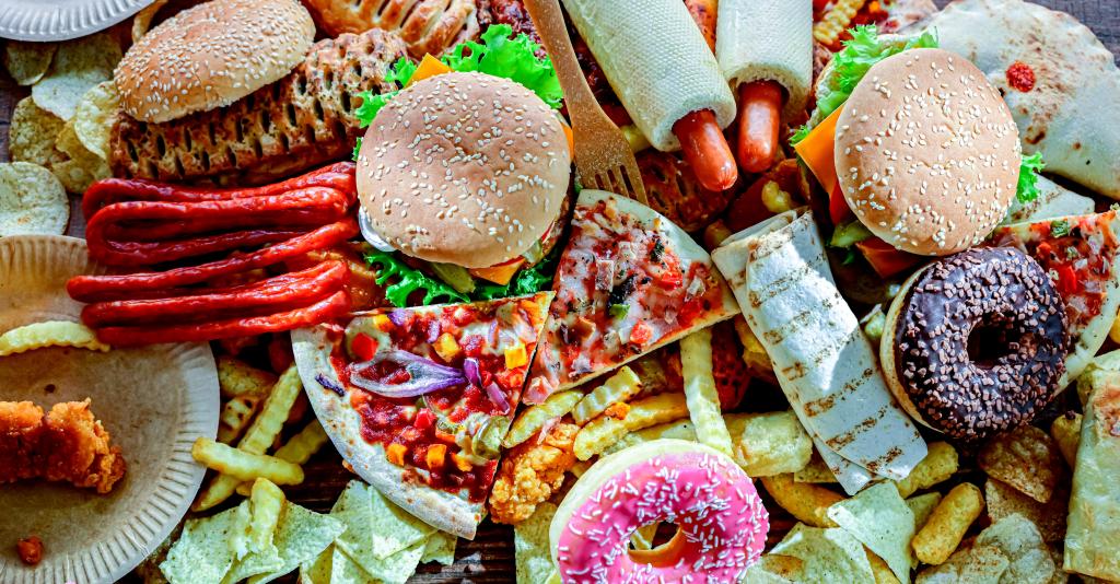 Kh&ocirc;ng phải di truyền, ch&iacute;nh những m&oacute;n quen thuộc n&agrave;y c&oacute; thể đang "nu&ocirc;i lớn" ung thư đại trực tr&agrave;ng ở phụ nữ trẻ- Ảnh 2.