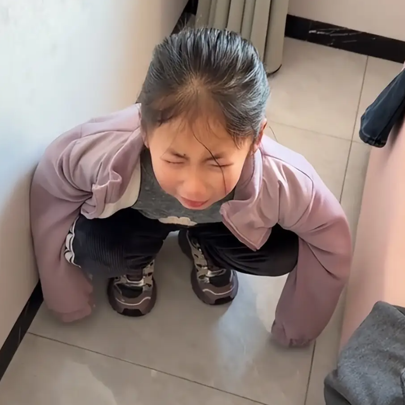 Mua gi&agrave;y cho con g&aacute;i, 1 b&agrave; mẹ khiến mạng x&atilde; hội bức x&uacute;c: Chị c&oacute; d&aacute;m khẳng định bản th&acirc;n kh&ocirc;ng thi&ecirc;n vị con c&aacute;i?- Ảnh 1.