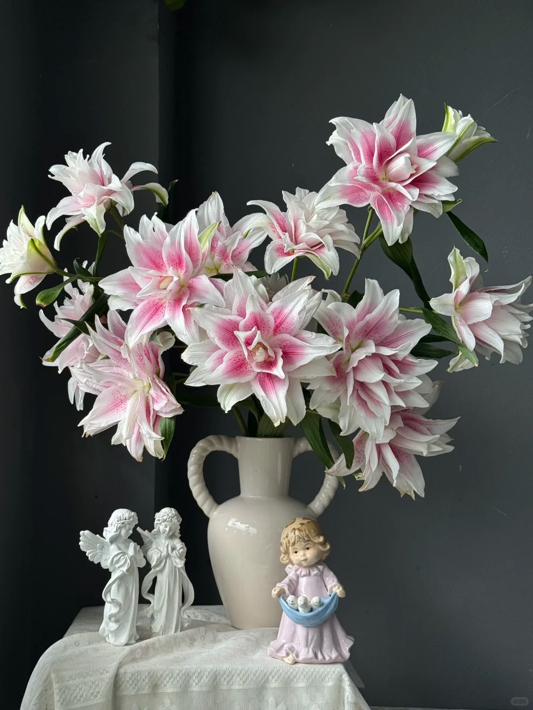 Cắm b&igrave;nh hoa b&aacute;ch hợp Isabella "đẹp như tranh" ng&agrave;y Tết: B&iacute; k&iacute;p dưỡng hoa nở đều, tươi l&acirc;u cả th&aacute;ng chỉ nhờ thứ n&agrave;y- Ảnh 3.