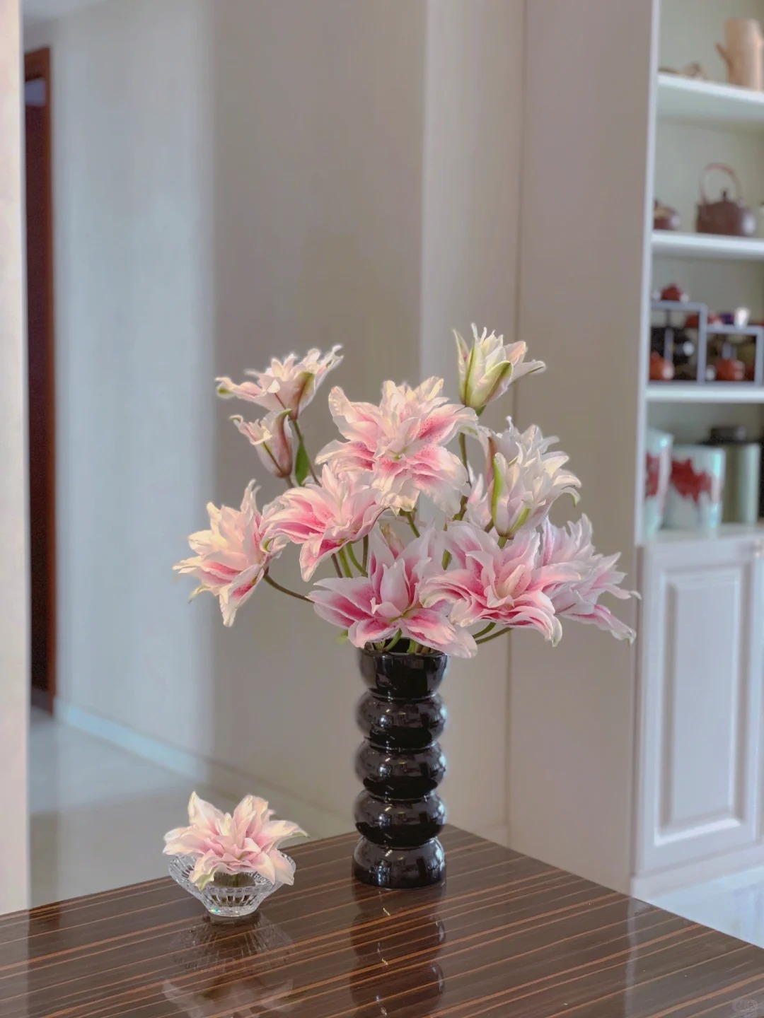 Cắm b&igrave;nh hoa b&aacute;ch hợp Isabella "đẹp như tranh" ng&agrave;y Tết: B&iacute; k&iacute;p dưỡng hoa nở đều, tươi l&acirc;u cả th&aacute;ng chỉ nhờ thứ n&agrave;y- Ảnh 11.