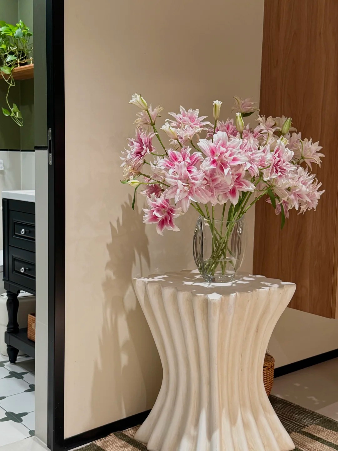 Cắm b&igrave;nh hoa b&aacute;ch hợp Isabella "đẹp như tranh" ng&agrave;y Tết: B&iacute; k&iacute;p dưỡng hoa nở đều, tươi l&acirc;u cả th&aacute;ng chỉ nhờ thứ n&agrave;y- Ảnh 8.