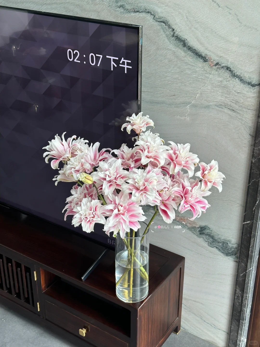 Cắm b&igrave;nh hoa b&aacute;ch hợp Isabella "đẹp như tranh" ng&agrave;y Tết: B&iacute; k&iacute;p dưỡng hoa nở đều, tươi l&acirc;u cả th&aacute;ng chỉ nhờ thứ n&agrave;y- Ảnh 2.