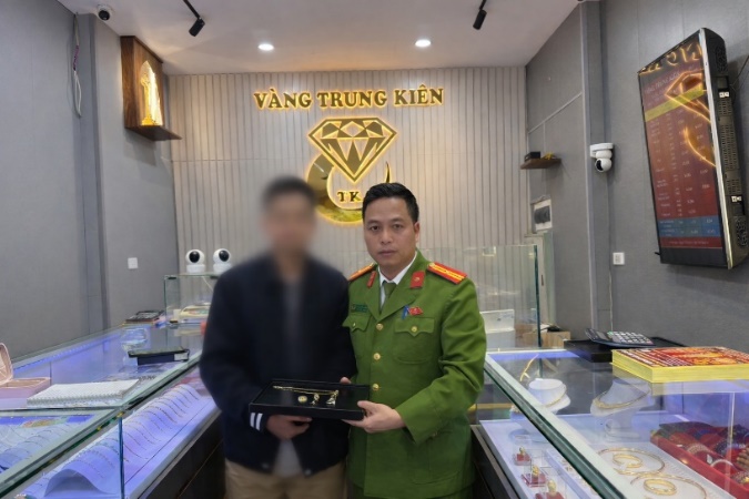 C&ocirc;ng an H&agrave; Nội ập v&agrave;o một tiệm v&agrave;ng tr&ecirc;n phố Trung K&iacute;nh- Ảnh 2.