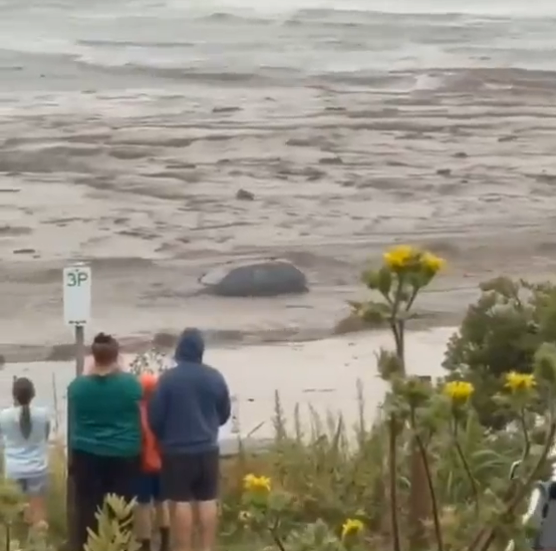 Hoảng loạn cảnh lũ dữ c&agrave;n qu&eacute;t Australia, &ocirc; t&ocirc; bị cuốn lật dưới cầu, h&agrave;ng trăm người th&aacute;o chạy trong đ&ecirc;m- Ảnh 2.