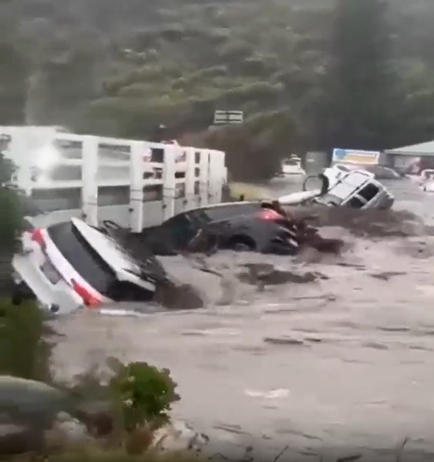 Hoảng loạn cảnh lũ dữ c&agrave;n qu&eacute;t Australia, &ocirc; t&ocirc; bị cuốn lật dưới cầu, h&agrave;ng trăm người th&aacute;o chạy trong đ&ecirc;m- Ảnh 1.