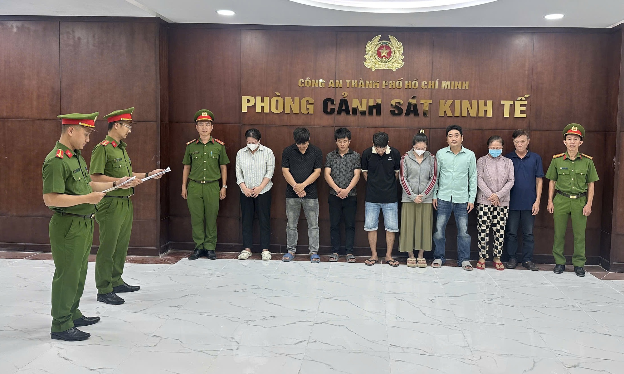 Đồng loạt kh&aacute;m x&eacute;t ở nhiều tỉnh th&agrave;nh trong chuy&ecirc;n &aacute;n lớn, bắt Gi&aacute;m đốc Trần Thị Vạn Phước v&agrave; 7 người- Ảnh 3.