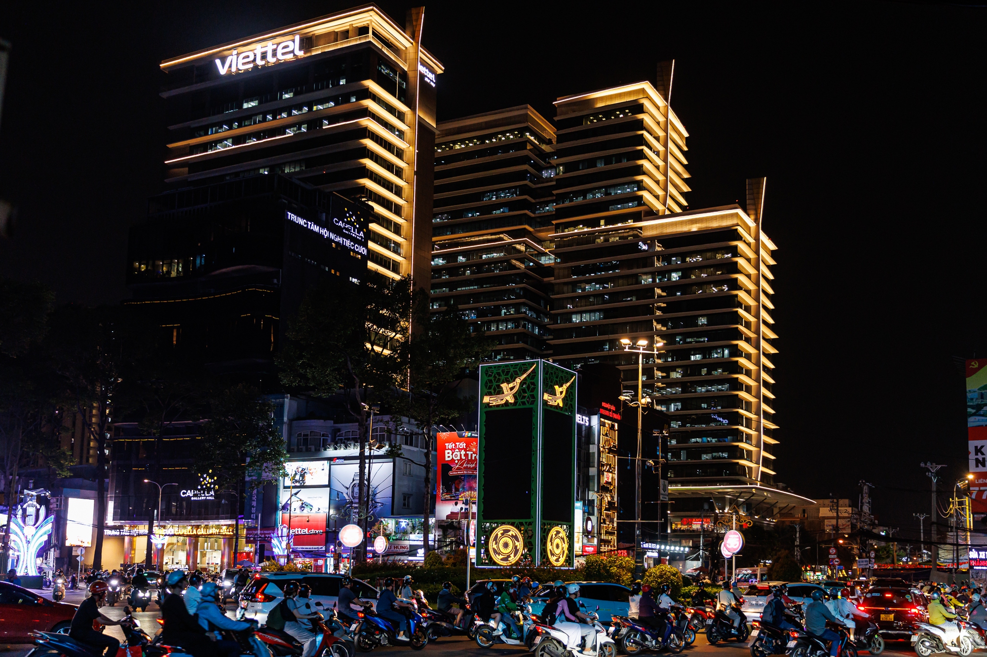 VIDEO: Sau 20h30 c&aacute;c t&ograve;a nh&agrave; văn ph&ograve;ng Viettel, VPbank, JP Morgan vẫn s&aacute;ng đ&egrave;n, nh&acirc;n vi&ecirc;n TP.HCM tăng ca đến 2-3 giờ s&aacute;ng- Ảnh 2.