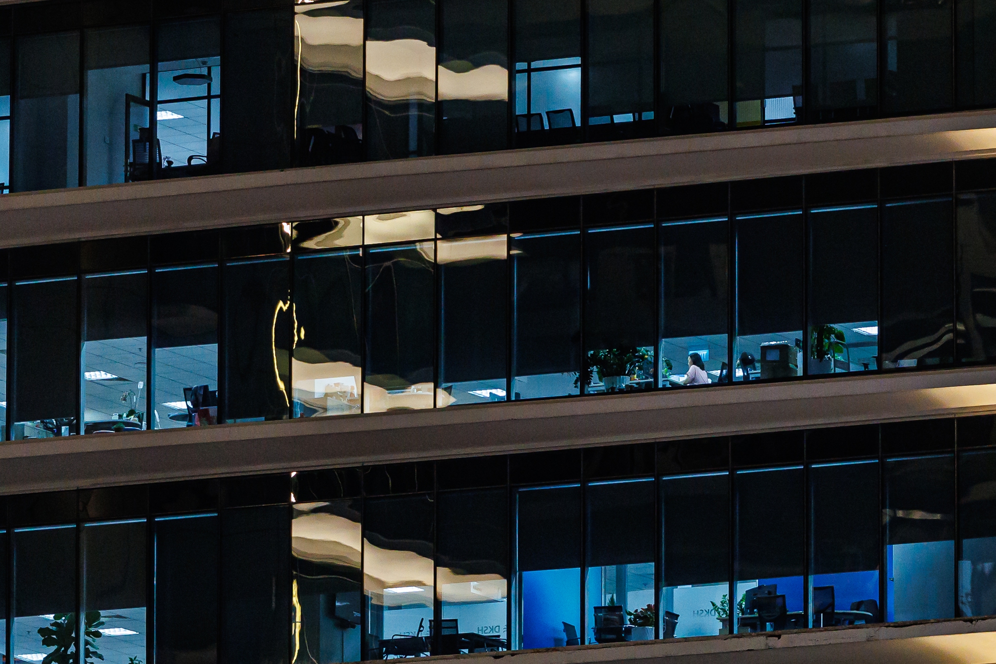 VIDEO: Sau 20h30 c&aacute;c t&ograve;a nh&agrave; văn ph&ograve;ng Viettel, VPbank, JP Morgan vẫn s&aacute;ng đ&egrave;n, nh&acirc;n vi&ecirc;n TP.HCM tăng ca đến 2-3 giờ s&aacute;ng- Ảnh 7.