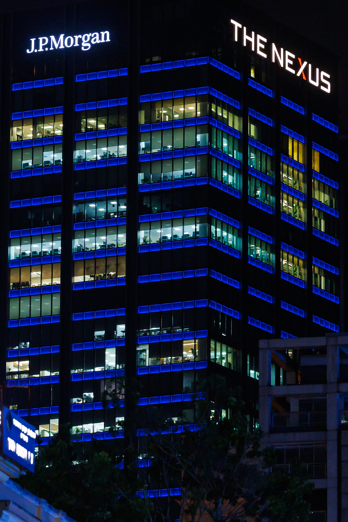 VIDEO: Sau 20h30 c&aacute;c t&ograve;a nh&agrave; văn ph&ograve;ng Viettel, VPbank, JP Morgan vẫn s&aacute;ng đ&egrave;n, nh&acirc;n vi&ecirc;n TP.HCM tăng ca đến 2-3 giờ s&aacute;ng- Ảnh 3.