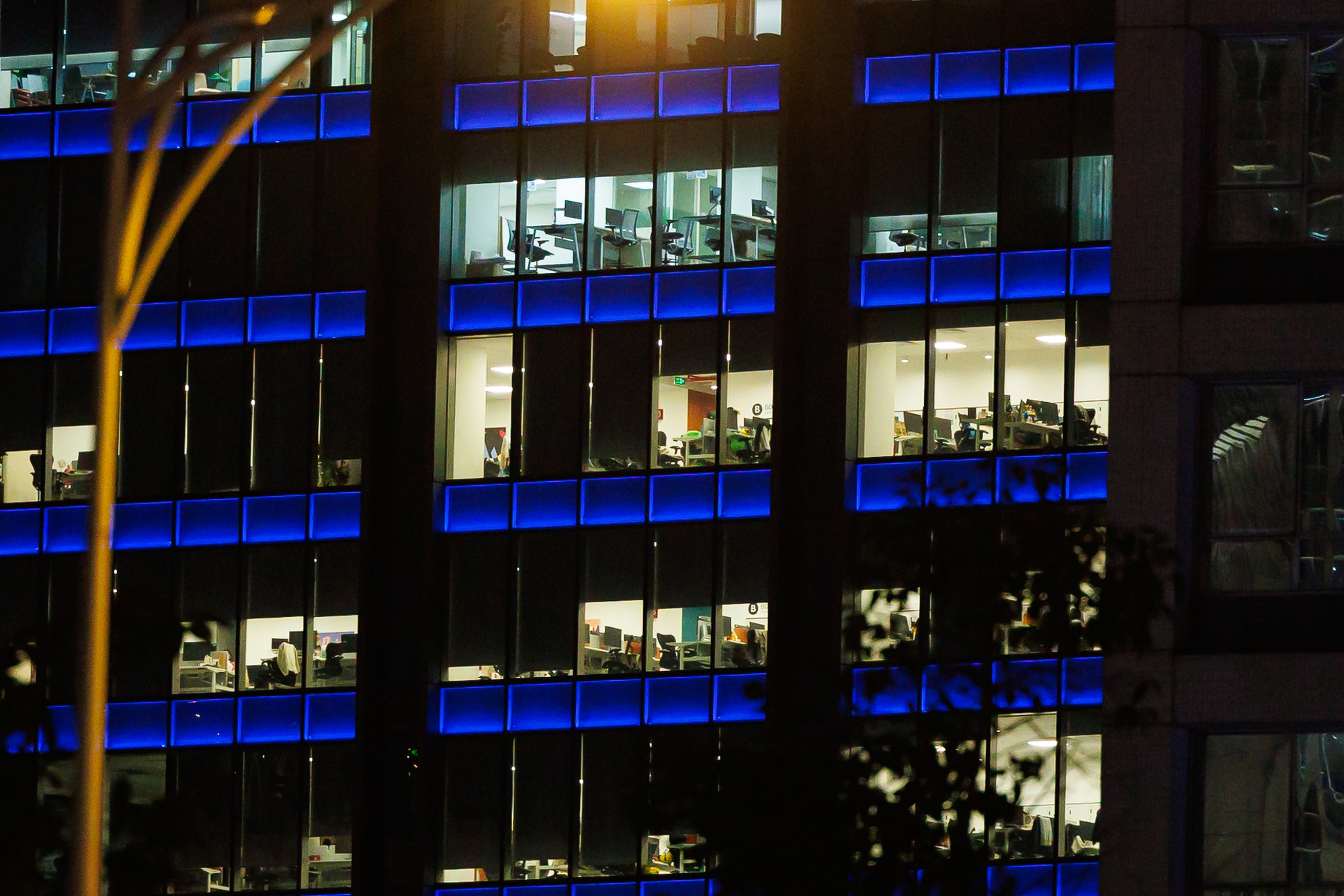 VIDEO: Sau 20h30 c&aacute;c t&ograve;a nh&agrave; văn ph&ograve;ng Viettel, VPbank, JP Morgan vẫn s&aacute;ng đ&egrave;n, nh&acirc;n vi&ecirc;n TP.HCM tăng ca đến 2-3 giờ s&aacute;ng- Ảnh 9.