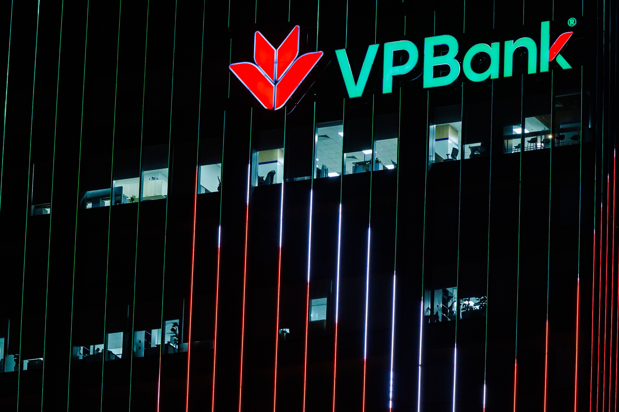 VIDEO: Sau 20h30 c&aacute;c t&ograve;a nh&agrave; văn ph&ograve;ng Viettel, VPbank, JP Morgan vẫn s&aacute;ng đ&egrave;n, nh&acirc;n vi&ecirc;n TP.HCM tăng ca đến 2-3 giờ s&aacute;ng- Ảnh 4.