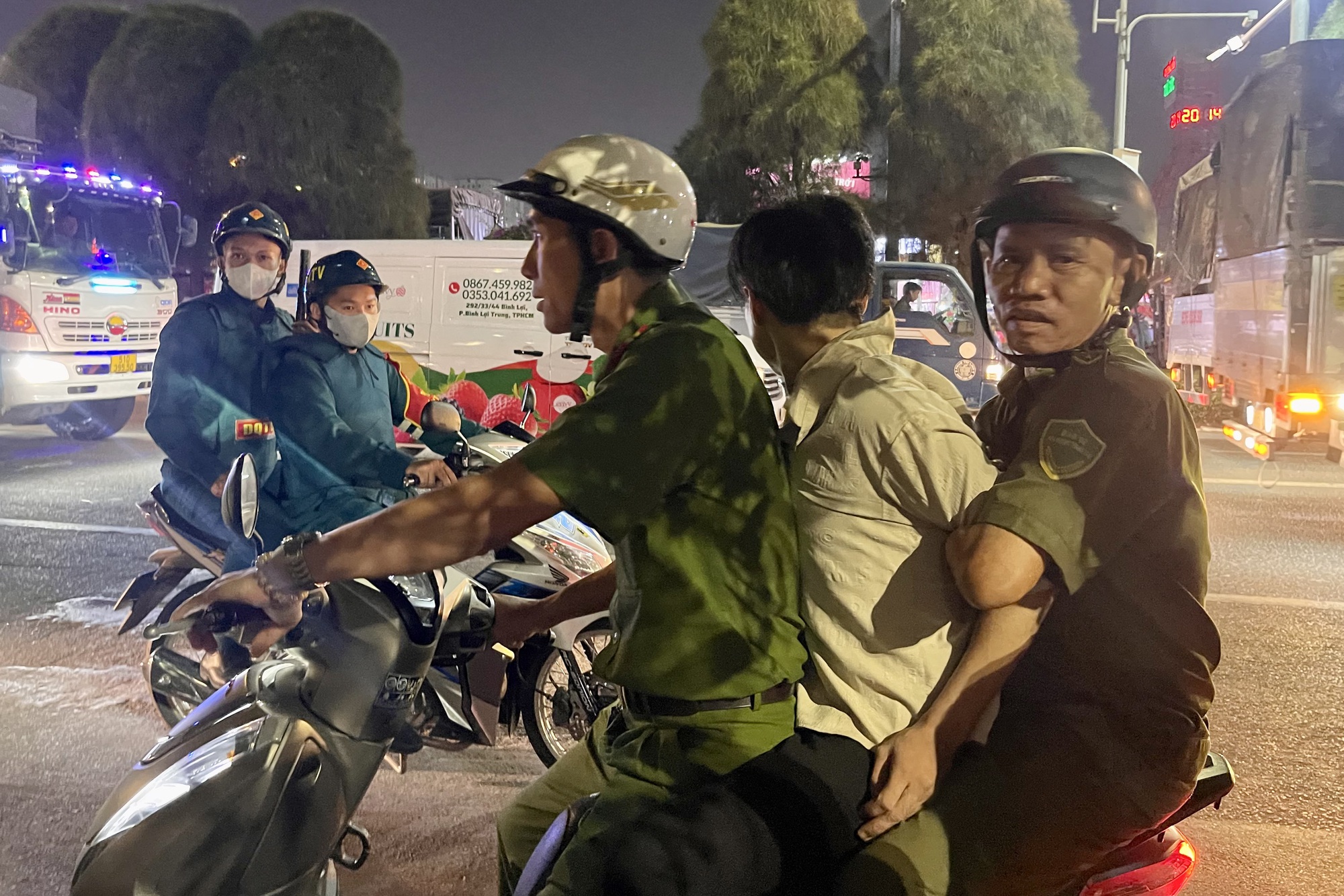 Tối 16-1, ph&aacute;t hiện nh&acirc;n vi&ecirc;n bốc xếp ở chợ đầu mối n&ocirc;ng sản Thủ Đức dương t&iacute;nh với ma tu&yacute;- Ảnh 2.