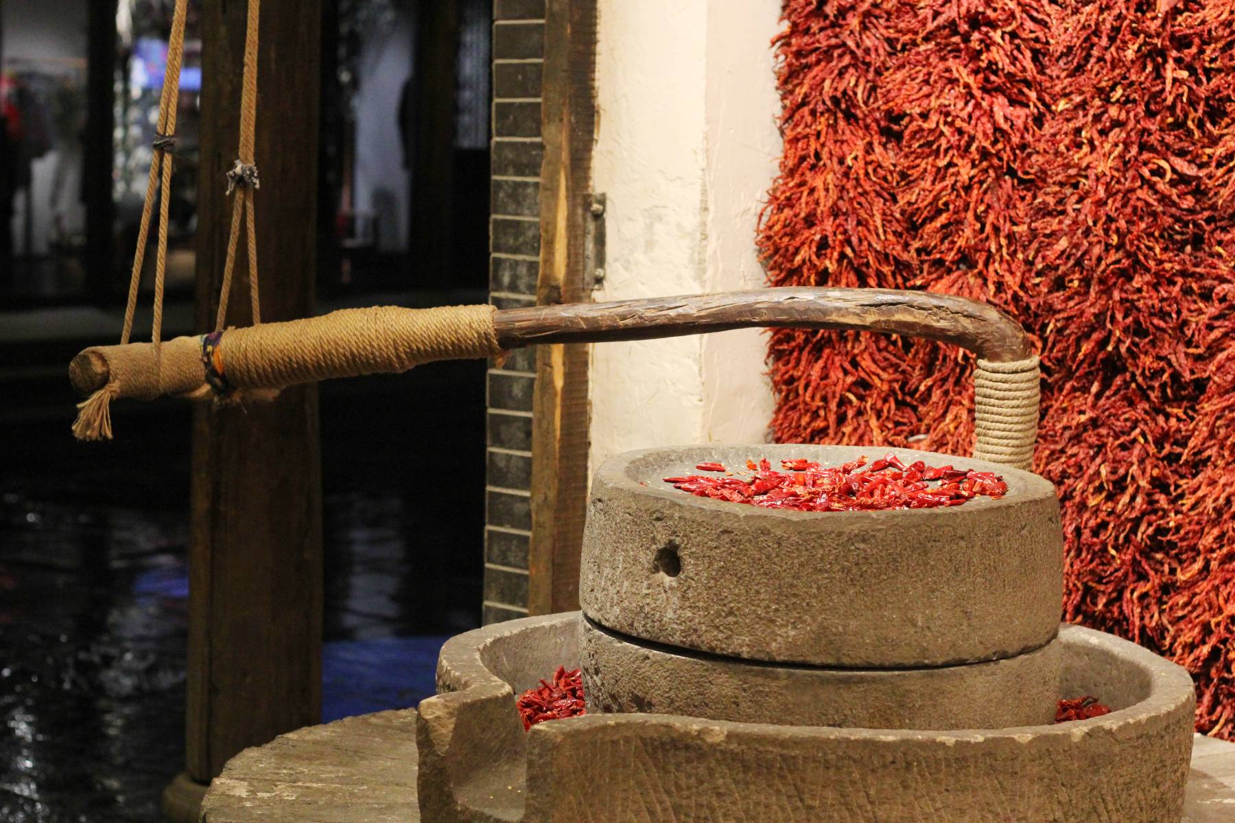 Du lịch Trung Quốc, kh&aacute;ch Việt to&aacute;t mồ h&ocirc;i khi bước v&agrave;o tiệm đặc sản b&ecirc;n đường: "Kh&ocirc;ng ngờ người ta d&ugrave;ng ớt để l&agrave;m điều n&agrave;y"- Ảnh 2.