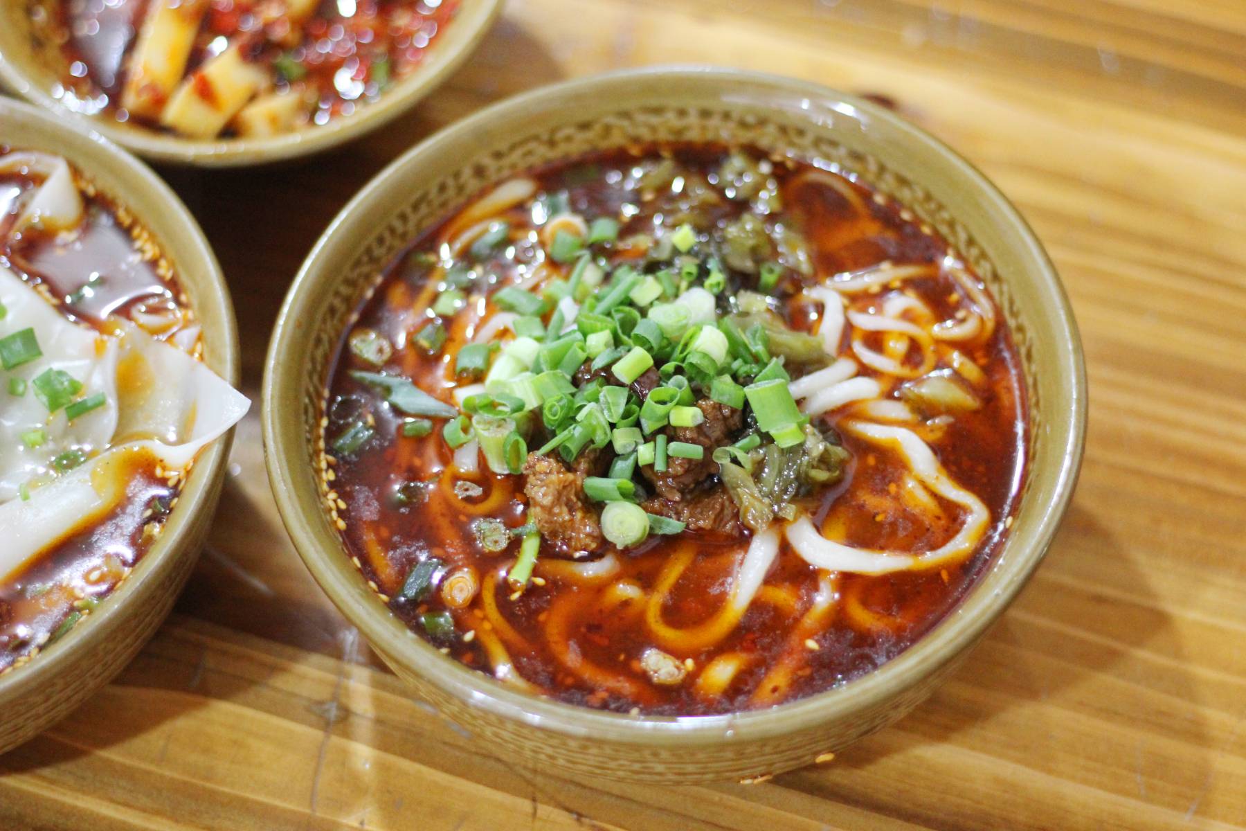 Du lịch Trung Quốc, kh&aacute;ch Việt to&aacute;t mồ h&ocirc;i khi bước v&agrave;o tiệm đặc sản b&ecirc;n đường: "Kh&ocirc;ng ngờ người ta d&ugrave;ng ớt để l&agrave;m điều n&agrave;y"- Ảnh 4.