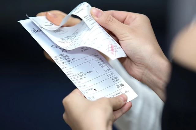 Mời họp lớp 15 người, đến nơi gấp đ&ocirc;i "qu&acirc;n số": Chủ tiệc l&agrave;m một điều khiến cả b&agrave;n ăn chết lặng- Ảnh 3.