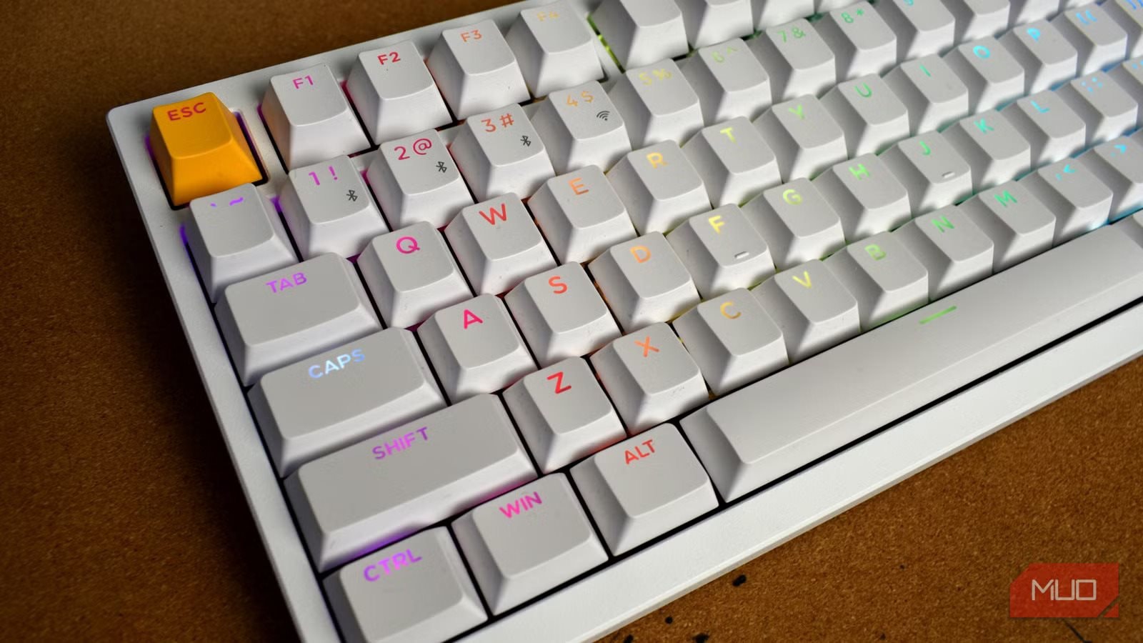 Sao b&agrave;n ph&iacute;m kh&ocirc;ng l&agrave;m thẳng h&agrave;ng m&agrave; lại lệch nhau "ngứa mắt" đến vậy: B&iacute; ẩn n&agrave;y đ&atilde; tồn tại suốt 70 năm qua- Ảnh 1.