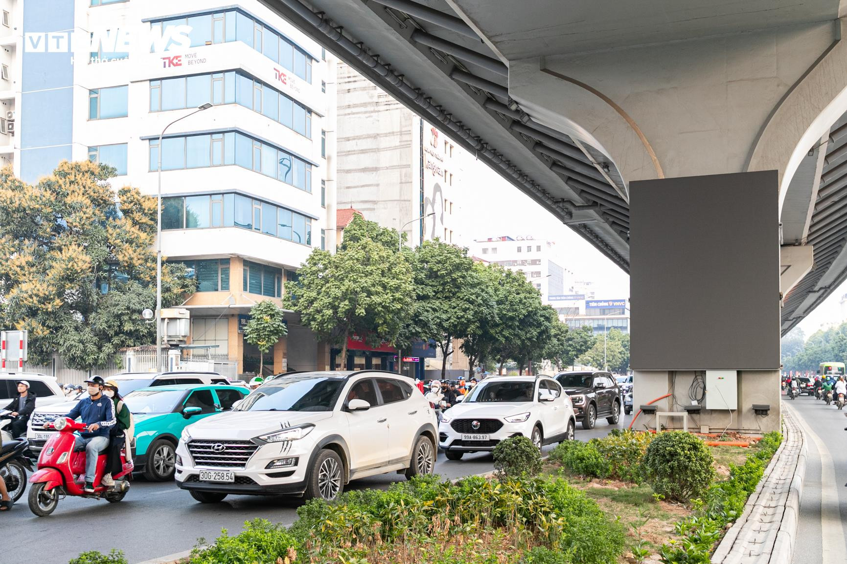 Cận cảnh hơn 200 m&agrave;n h&igrave;nh LED được lắp đặt dưới gầm cầu cạn V&agrave;nh đai 2 H&agrave; Nội- Ảnh 5.