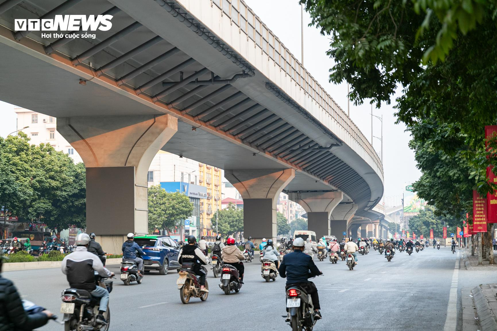 Cận cảnh hơn 200 m&agrave;n h&igrave;nh LED được lắp đặt dưới gầm cầu cạn V&agrave;nh đai 2 H&agrave; Nội- Ảnh 4.