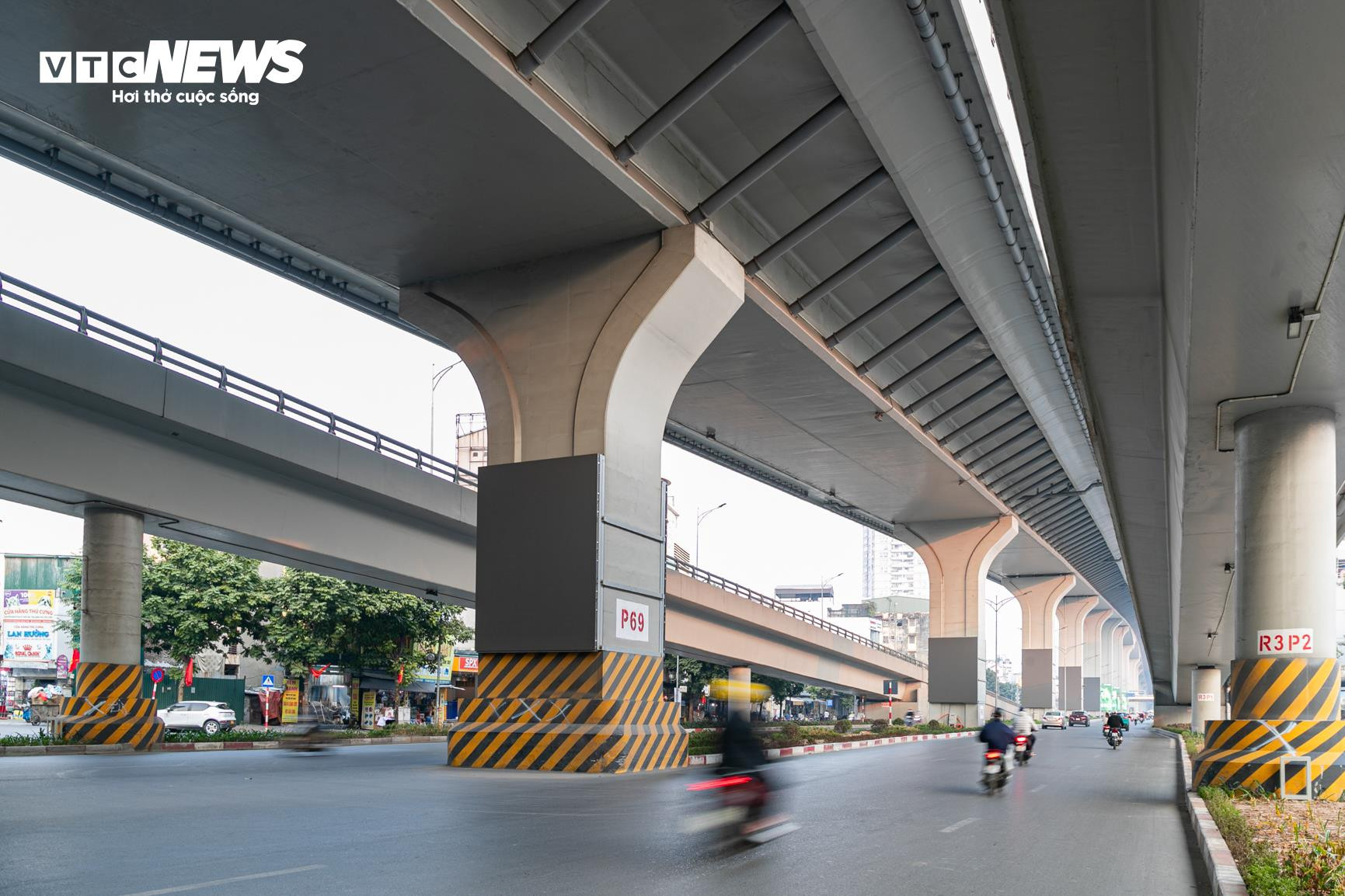 Cận cảnh hơn 200 m&agrave;n h&igrave;nh LED được lắp đặt dưới gầm cầu cạn V&agrave;nh đai 2 H&agrave; Nội- Ảnh 2.