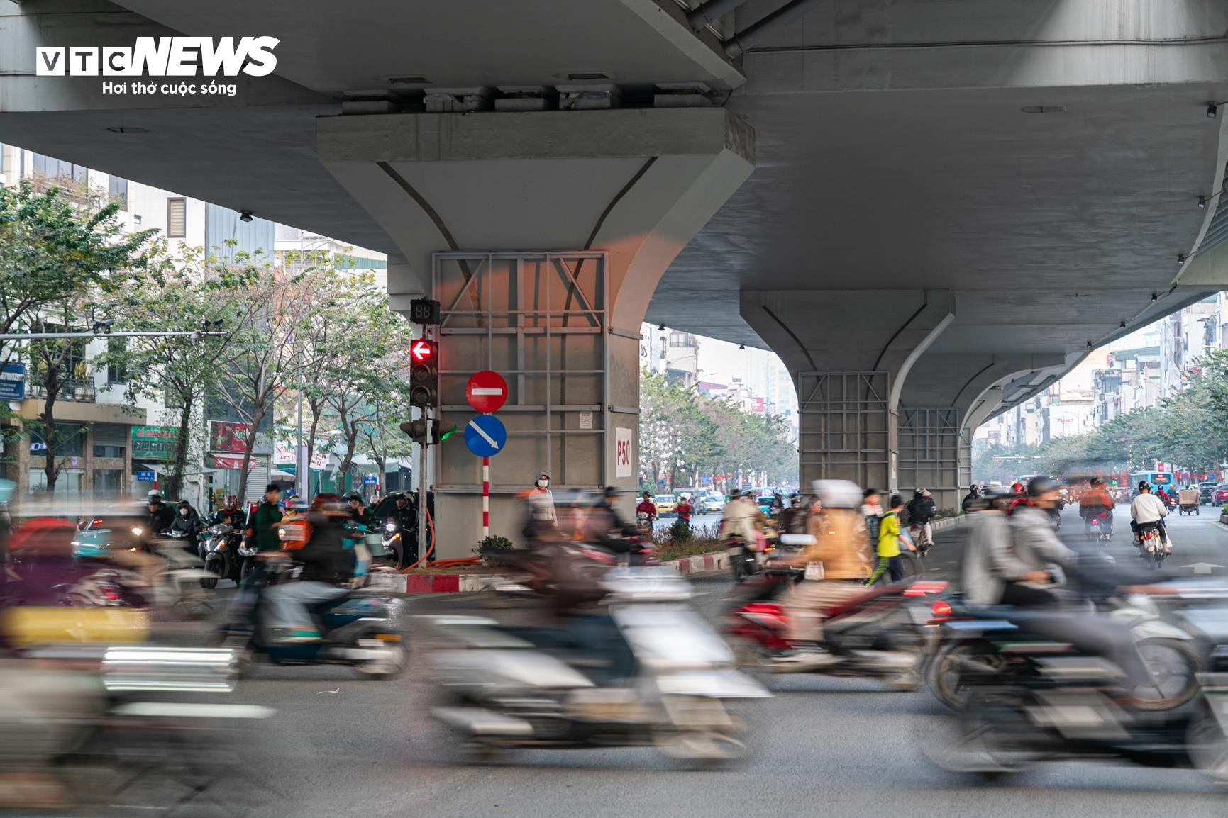 Cận cảnh hơn 200 m&agrave;n h&igrave;nh LED được lắp đặt dưới gầm cầu cạn V&agrave;nh đai 2 H&agrave; Nội- Ảnh 12.