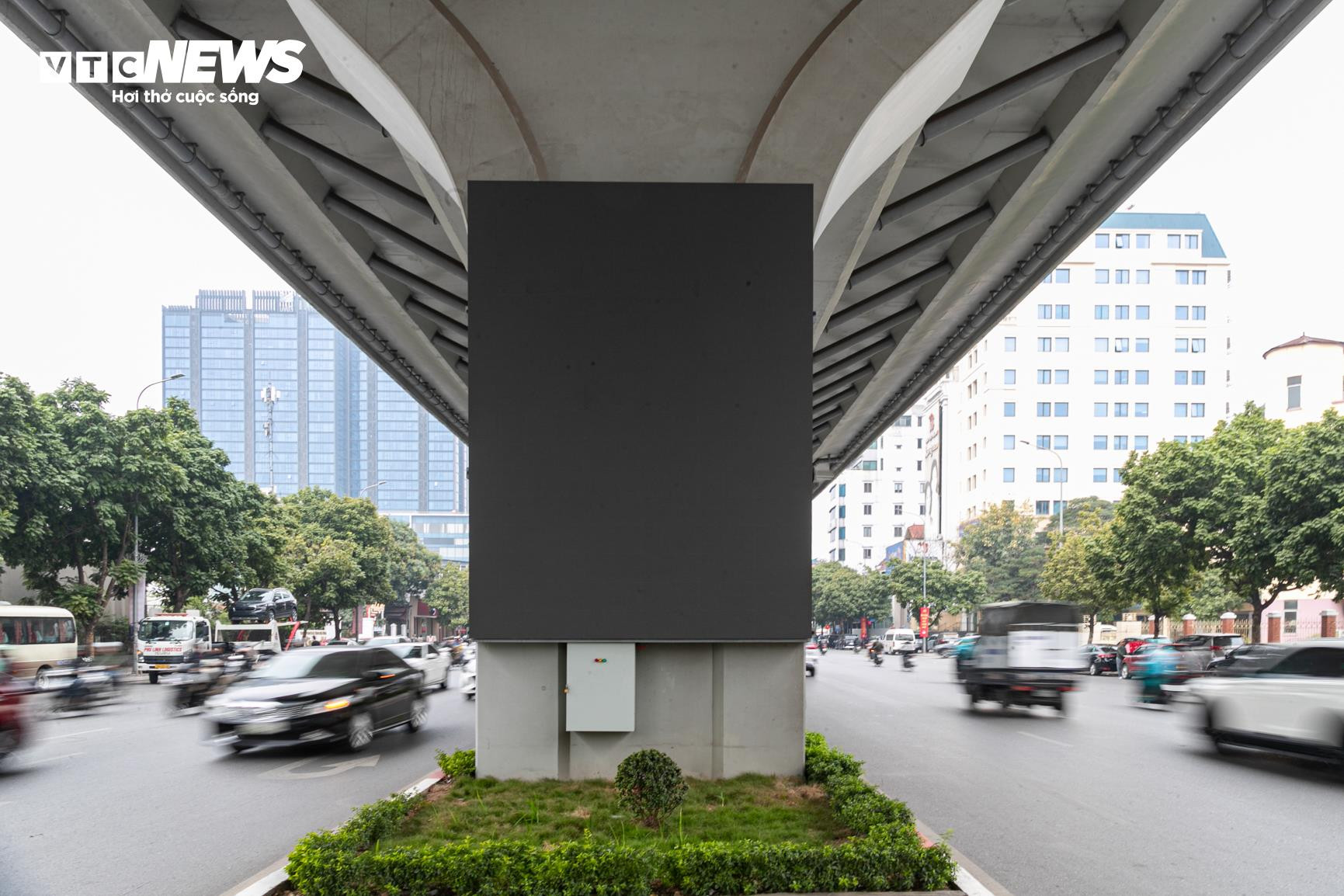 Cận cảnh hơn 200 m&agrave;n h&igrave;nh LED được lắp đặt dưới gầm cầu cạn V&agrave;nh đai 2 H&agrave; Nội- Ảnh 3.