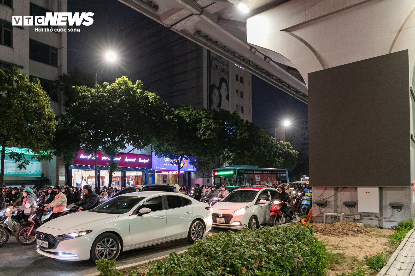 Cận cảnh hơn 200 m&agrave;n h&igrave;nh LED được lắp đặt dưới gầm cầu cạn V&agrave;nh đai 2 H&agrave; Nội- Ảnh 15.