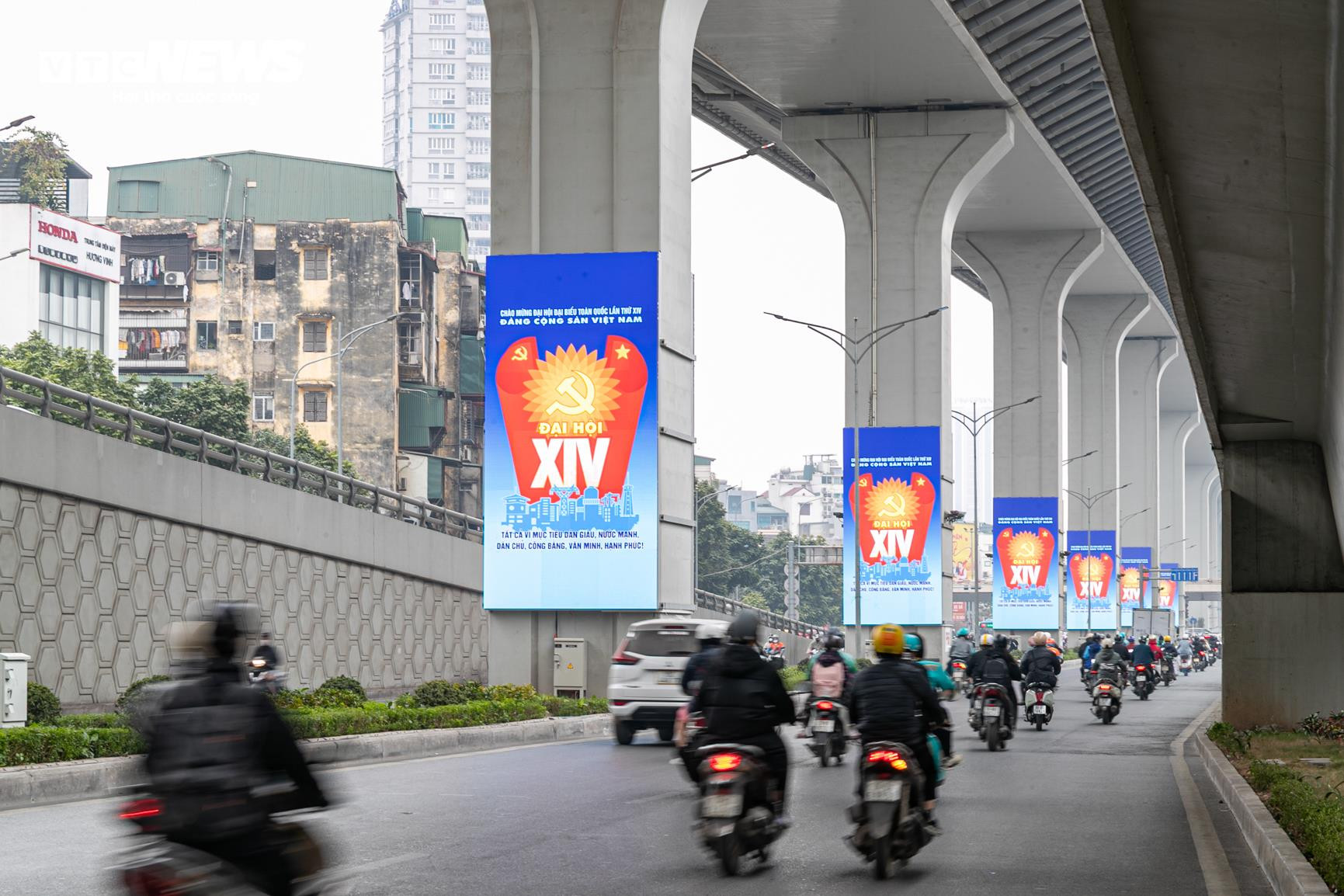 Cận cảnh hơn 200 m&agrave;n h&igrave;nh LED được lắp đặt dưới gầm cầu cạn V&agrave;nh đai 2 H&agrave; Nội- Ảnh 6.