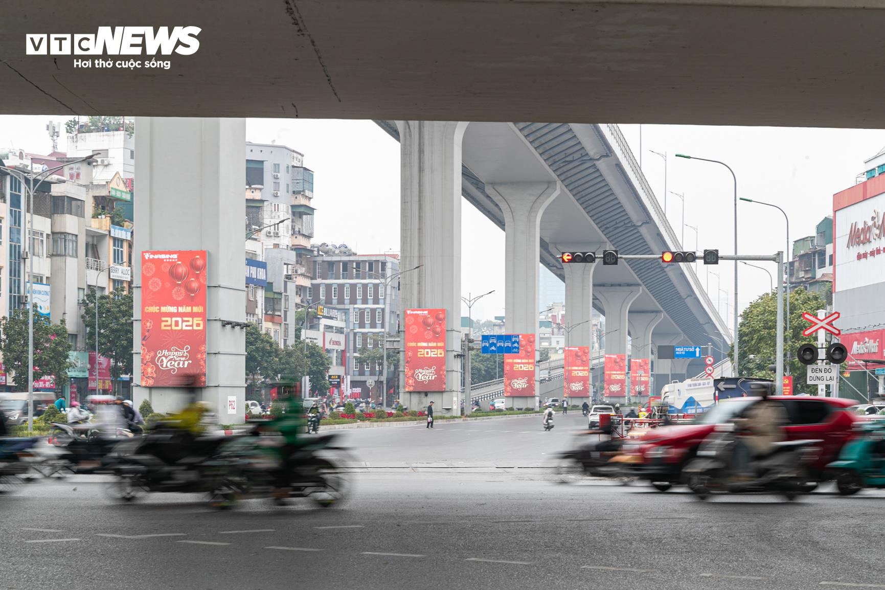 Cận cảnh hơn 200 m&agrave;n h&igrave;nh LED được lắp đặt dưới gầm cầu cạn V&agrave;nh đai 2 H&agrave; Nội- Ảnh 1.