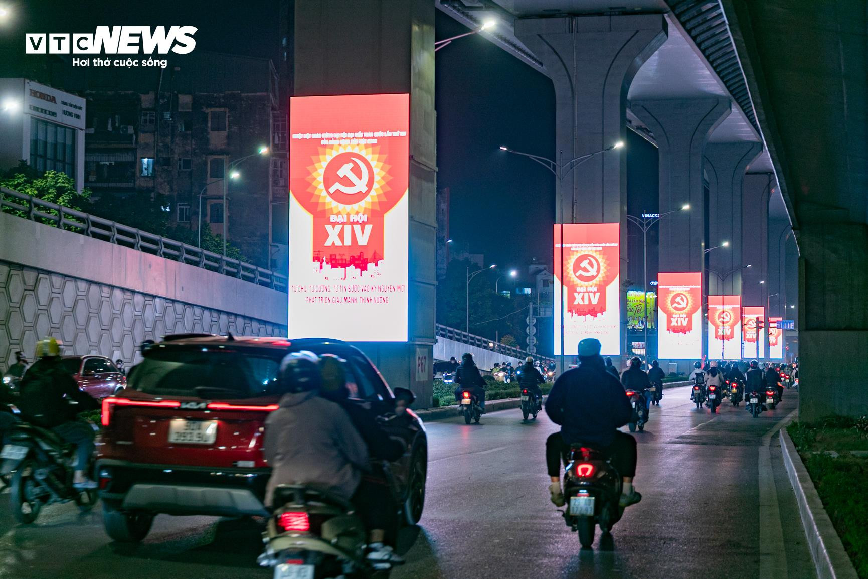 Cận cảnh hơn 200 m&agrave;n h&igrave;nh LED được lắp đặt dưới gầm cầu cạn V&agrave;nh đai 2 H&agrave; Nội- Ảnh 13.