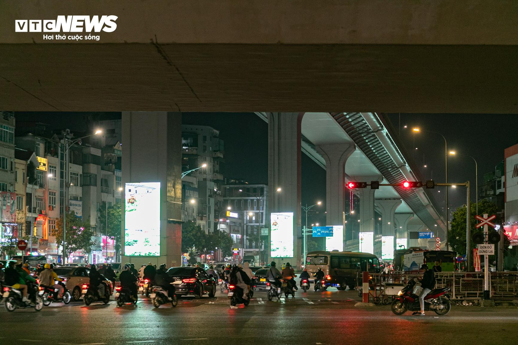 Cận cảnh hơn 200 m&agrave;n h&igrave;nh LED được lắp đặt dưới gầm cầu cạn V&agrave;nh đai 2 H&agrave; Nội- Ảnh 14.