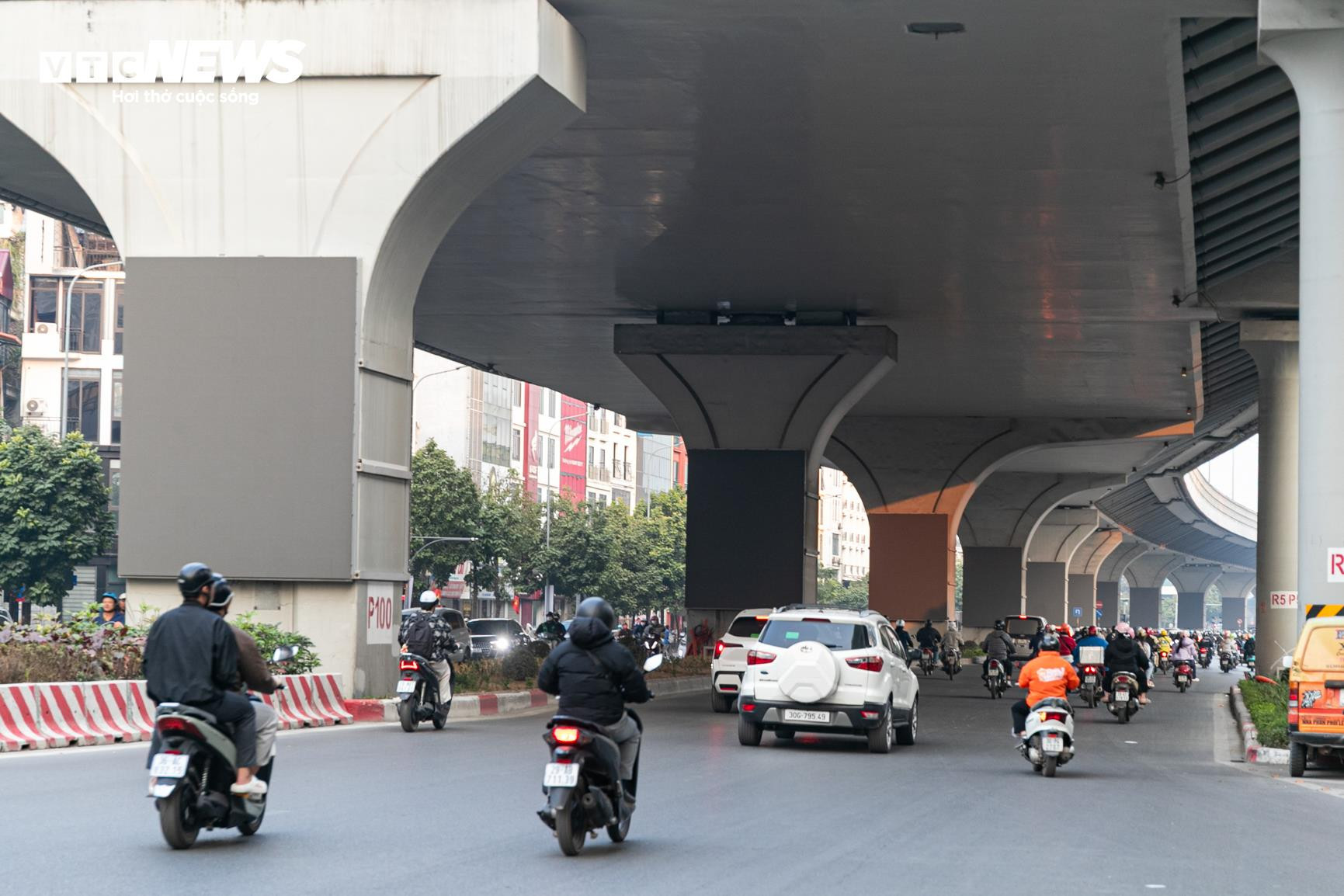 Cận cảnh hơn 200 m&agrave;n h&igrave;nh LED được lắp đặt dưới gầm cầu cạn V&agrave;nh đai 2 H&agrave; Nội- Ảnh 10.