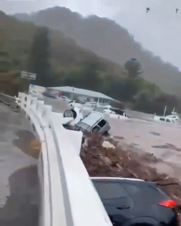 Hoảng loạn cảnh lũ dữ c&agrave;n qu&eacute;t Australia, &ocirc; t&ocirc; bị cuốn lật dưới cầu, h&agrave;ng trăm người th&aacute;o chạy trong đ&ecirc;m- Ảnh 3.