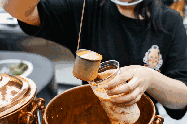 V&igrave; sao uống tr&agrave; sữa xong dễ mất ngủ?- Ảnh 2.