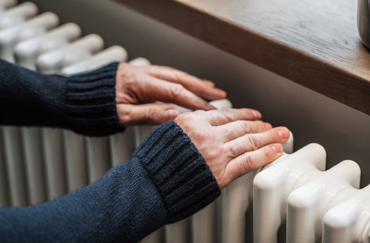 Người Anh sợ m&ugrave;a đ&ocirc;ng v&igrave; "b&atilde;o gi&aacute;": Hứng nước tắm để xả bồn cầu, đ&ecirc;m lạnh c&oacute;ng cũng kh&ocirc;ng d&aacute;m bật m&aacute;y sưởi- Ảnh 2.