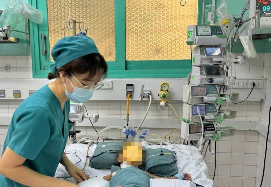 B&eacute; g&aacute;i nhiễm loại vi r&uacute;t cực nguy hiểm g&acirc;y suy h&ocirc; hấp cấp- Ảnh 1.