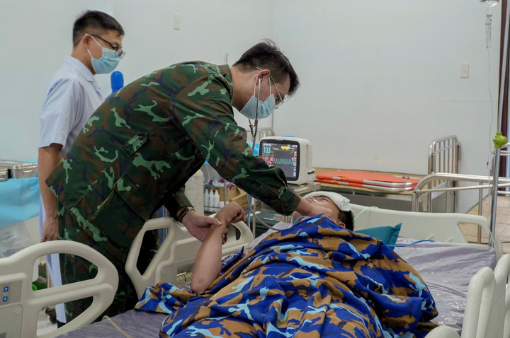 Chuyến bay xuy&ecirc;n đ&ecirc;m cứu bệnh nh&acirc;n nguy kịch tr&ecirc;n đảo Sinh Tồn- Ảnh 1.