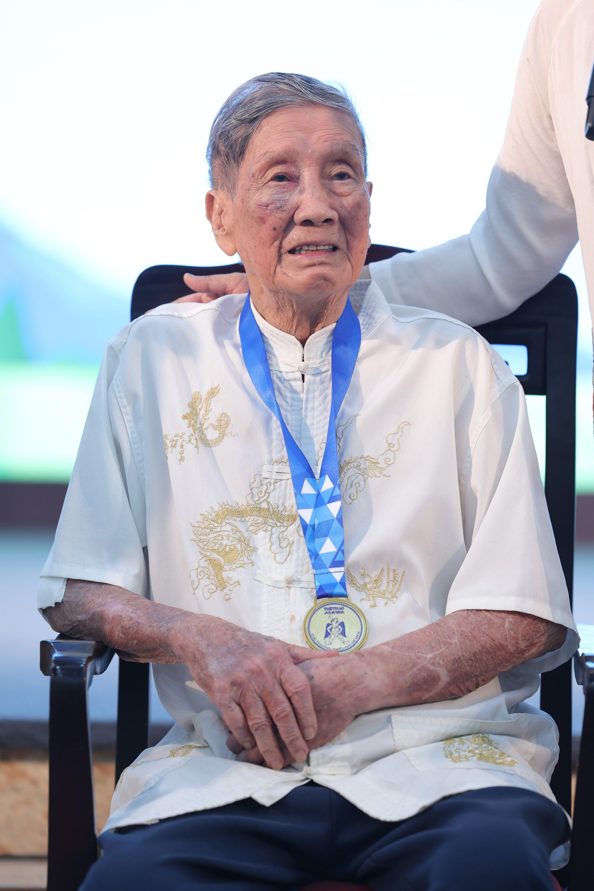 Cựu Chủ tịch Hội &Acirc;m nhạc H&agrave; Nội sở hữu kho nhạc cả nước thuộc l&ograve;ng, tuổi 97 chỉ c&oacute; thể giao tiếp bằng mắt- Ảnh 4.