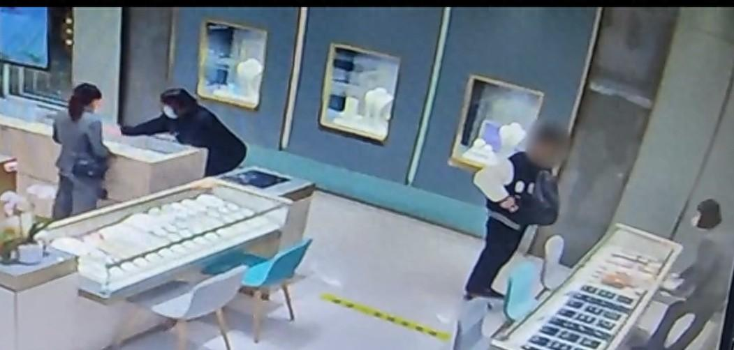 Ph&aacute;t hiện người đ&agrave;n &ocirc;ng li&ecirc;n tục mua 7kg v&agrave;ng thỏi kh&ocirc;ng cần hỏi gi&aacute;, cảnh s&aacute;t d&ugrave;ng nhiều biện ph&aacute;p nghiệp vụ v&agrave;o cuộc- Ảnh 2.