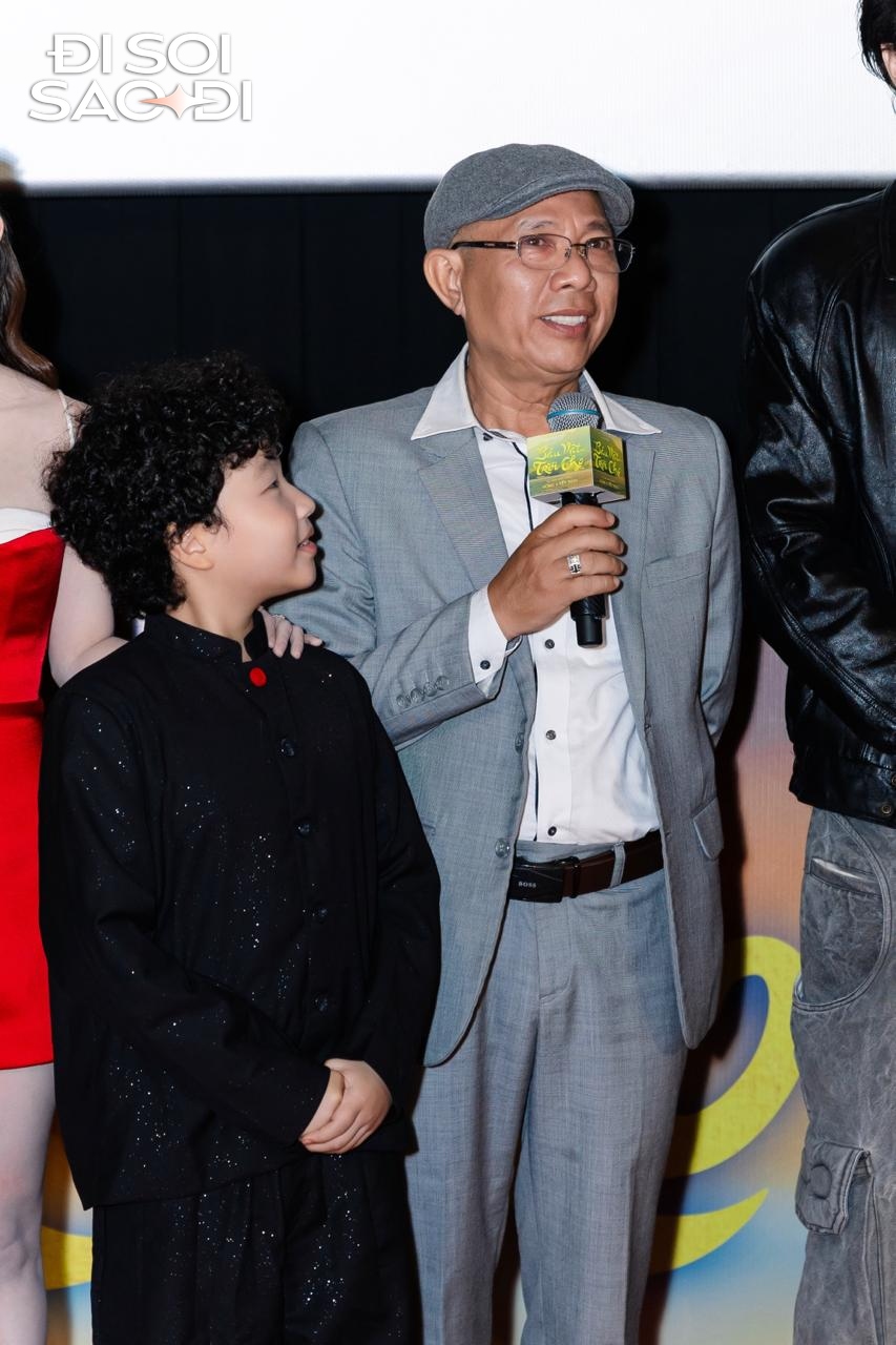 Bắt gặp Phương Anh Đ&agrave;o kho&aacute;c tay trai lạ cực t&igrave;nh tứ, ho&aacute; ra l&agrave; crush quốc d&acirc;n điển trai ăn đứt Tuấn Trần- Ảnh 12.